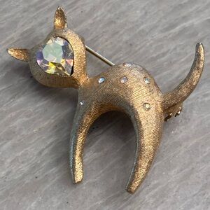 Elegant Gold Cat Brooch with sparkling Accents